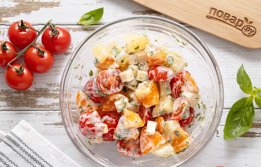 1. Этап. Салат с ананасом, помидорами и сыром: Перемешайте салат.