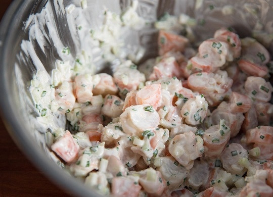 1. Этап. Хот-дог с креветками: 2. Добавьте измельченный сельдерей, майонез, сок лимона, зелень, соль и перец по вкусу. Тщательно перемешайте и оставьте минут на 10-15.