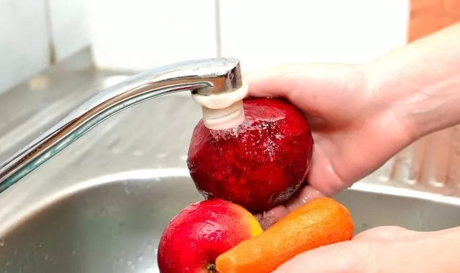 1. Этап. Салат со свеклой: 1. Все фрукты и овощи хорошенько промываю от грязи, затем морковь и свеклу очищаю от кожуры.