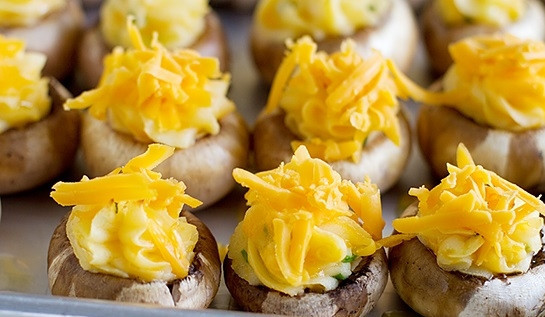 1. Этап. Шампиньоны под шубой: 5. Присыпьте сверху сыром, который вы отложили, и отправьте грибочки в разогретую духовку. При температуре 190-200 градусов запекайте около 20 минут до аппетитной корочки.