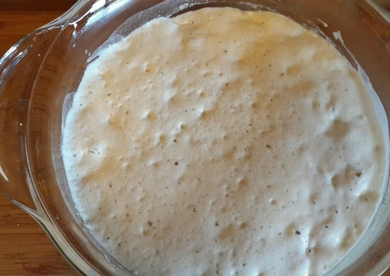 1. Этап. Тесто на пирожки жареные: Нагреваем воду до теплой температуры. Наливаем в глубокую посуду 200 мл. Кладем сахар и размешиваем. Насыпаем дрожжи. Снова перемешиваем. Через 10 минут насыпаем соль и опять перемешиваем. Просеиваем стакан муки. Размешививаем с водой, куда положили дрожжи. Оставляем на 20 минут в тепле.