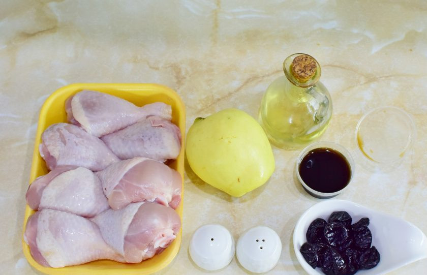 1. Этап. Курица с айвой и черносливом: Перед началом приготовления подготовьте необходимые ингредиенты по списку.