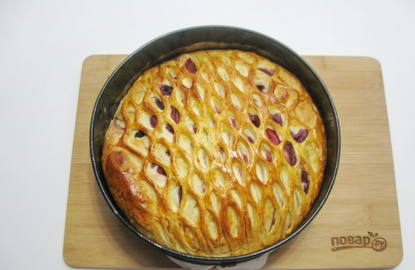 1. Этап. Дрожжевой пирог с малиной: Выпекайте пирог в духовке, заранее разогретой до 175-180 градусов 40-45 минут.