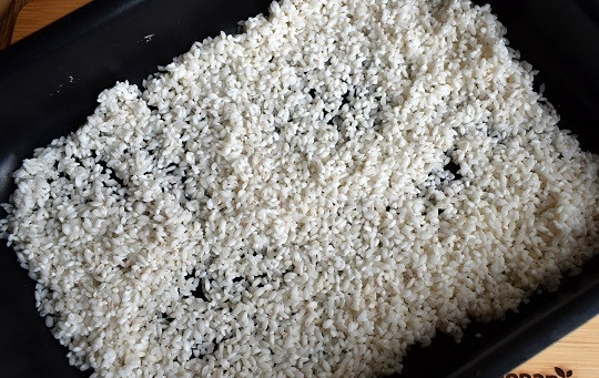 1. Этап. Курица с рисом и овощами в фольге: Рис промойте несколько раз в прохладной воде, замочите на 30 минут, а затем выложите в форму для запекаия.