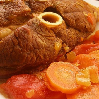 Баранья нога тушеная