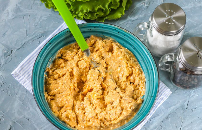 1. Этап. Обацда: Влейте пиво и аккуратно все перемешайте.