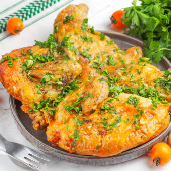 Цыпленок табака на сковороде под прессом классический