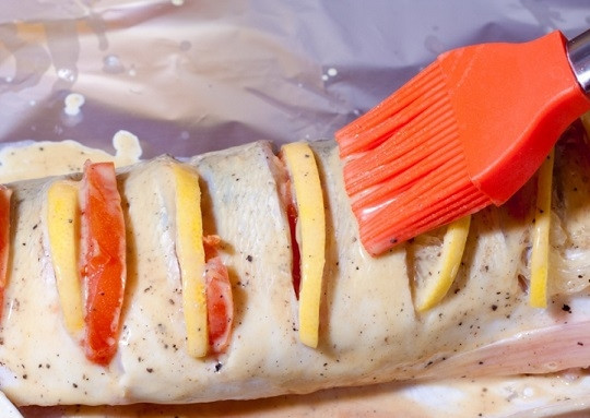 1. Этап. Судак, запеченный в фольге целиком: 8. Смажьте получившимся соусом рыбку со всех сторон.