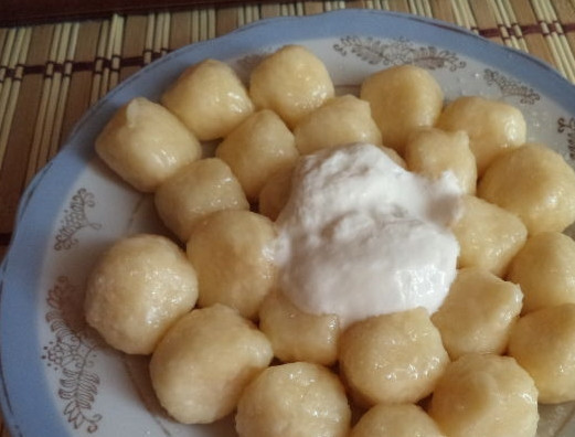 1. Этап. Шарики из творога: 5. Готовые шарики из творога шумовкой переложите в глубокую миску. Положите сливочное масло, встряхните миску с шариками. Посыпьте сахаром. К столу подавайте со сметаной. Приятного аппетита!