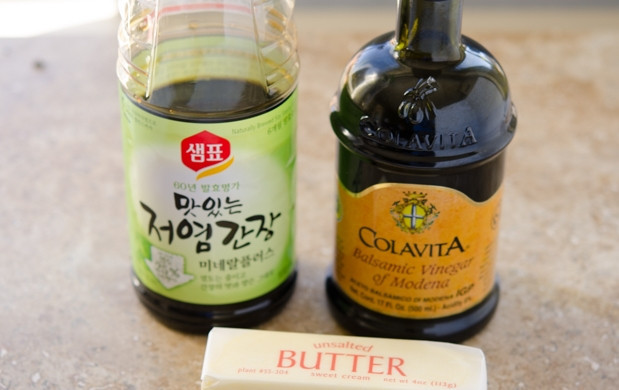 1. Этап. Жареная спаржа с бальзамическим уксусом: 1. Смешайте оливковое масло и соль. Поставьте сотейник с маслом на огонь разогреваться.