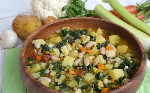 1. Этап. Минестроне классический: Подают минестроне с гренками и посыпав тертым пармезаном.