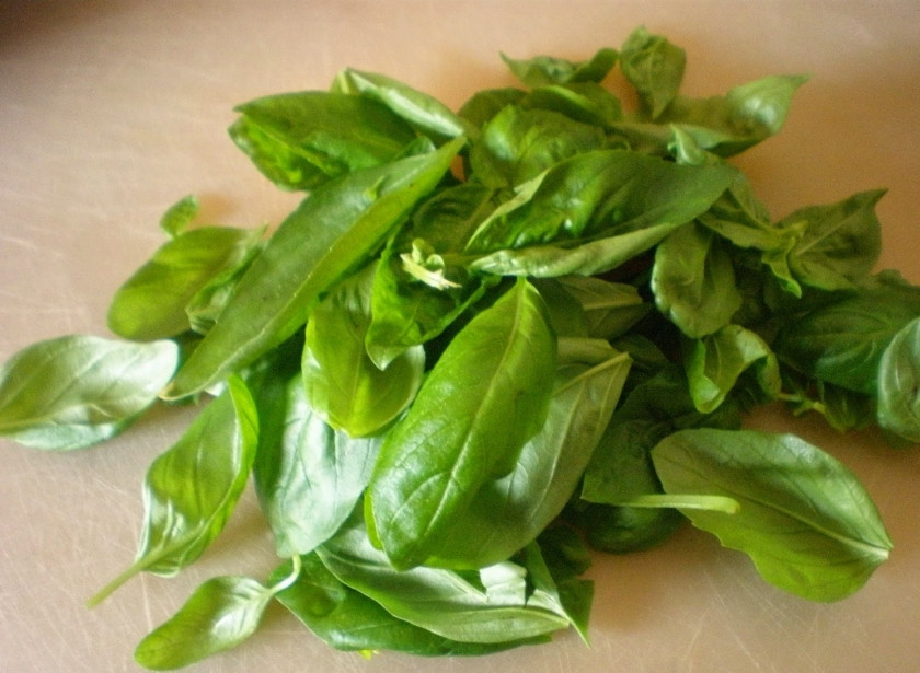 1. Этап. Салат Новогодний венок: Промойте листья шпината.