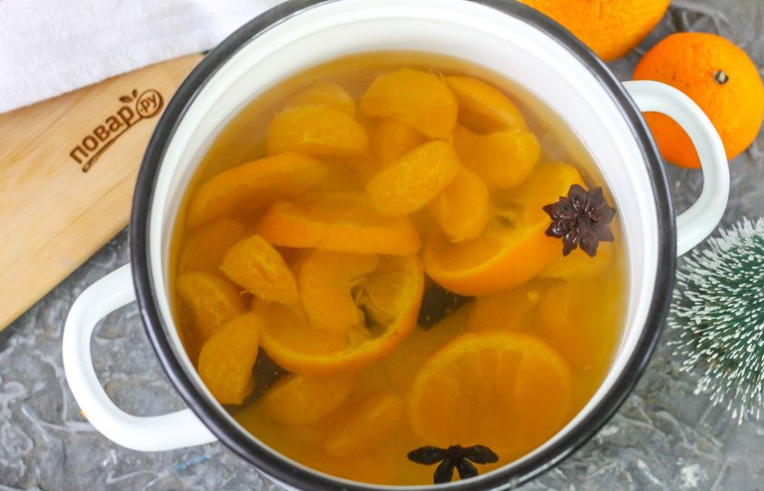 1. Этап. Зимний мандариновый напиток: Доведите содержимое емкости до кипения, нагрев уменьшите и томите напиток примерно 15 минут, затем нагрев выключите и накройте емкость крышкой, оставьте еще на 15 минут.