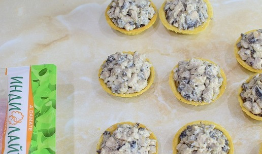 1. Этап. Закуска в тарталетках с индейкой: Тарталетки наполните начинкой и украсьте зернами граната.