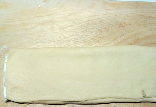 1. Этап. Булочки Клубочек с творожным сыром: Сложить тесто в 3 слоя. Прокатать скалкой.