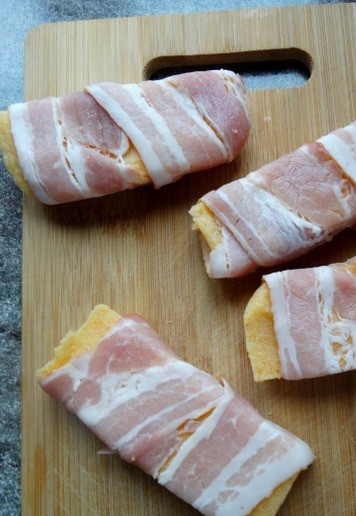 1. Этап. Полента в беконе на гриле: Обернуть кусочки в бекон.