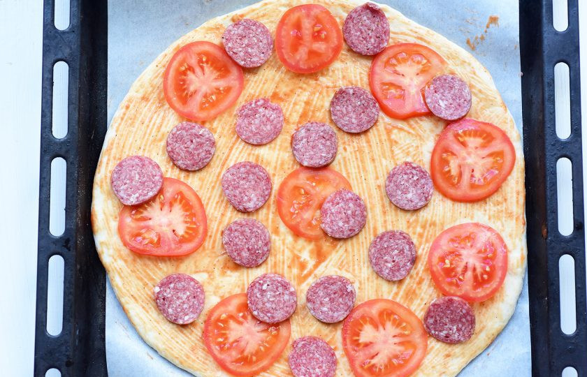 1. Этап. Пицца на сухом молоке: Разложите кружочки салями.