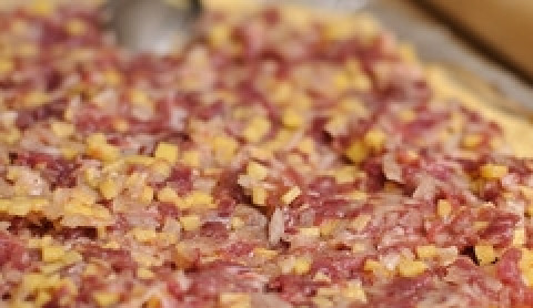 1. Этап. Мясной пирог с картофелем: На нижний выложите начинку. Закройте вторым. Скрепите края.