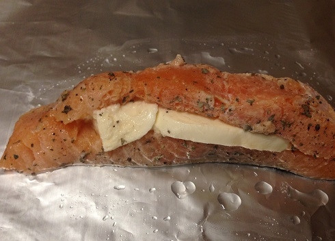 1. Этап. Лосось, запеченный с моцареллой: 5. Отрезаем два листа фольги, каждый смажем растительным маслом. Выложим в центр кусочек рыбы и в прорезь вставим ломтики моцареллы.