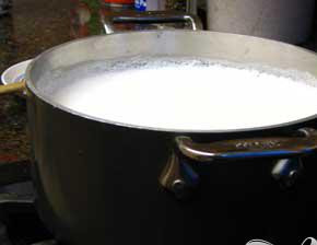 1. Этап. Десерт Летучий остров: 3. Молоко довести до кипения, и сразу прикрутите огонь до минимального. Готовим белковые хлопья. Столовой ложкой аккуратно помещаем белки в молоко, позволяет провариться им по 2 минуты на каждой стороне. Вытягиваем их из молока.