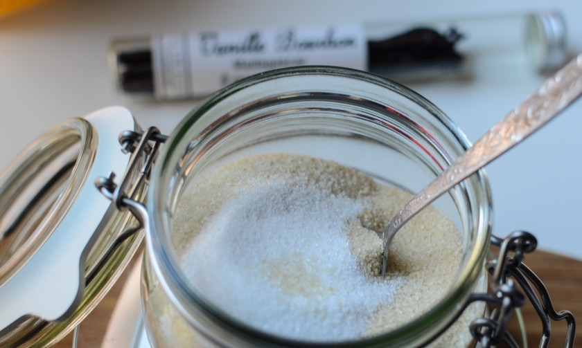 1. Этап. Ванильный сахар в домашних условиях: Смешайте коричневый и белый сахар в баночке.