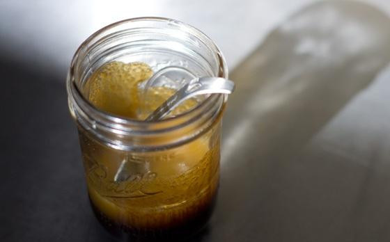 1. Этап. Запеченный сквош с тофу: 4. В средней миске взбить патоку, соус тамари, кленовый сироп, мисо, апельсиновый сок, лимонный сок, лимонную цедру, воду и оставшуюся столовую ложку кунжутного масла. Добавить тофу и перемешать. Отложить в сторону.