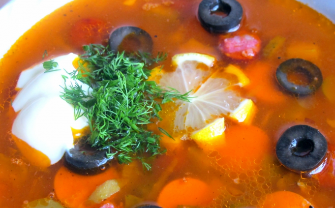1. Этап. Солянка с лимоном и оливками: 4. Закладываем в бульон, добавим сок лимона и сам лимон (дольками), оливки вместе с рассолом — и пробуем на вкус. По необходимости добавьте еще специй. Готово!