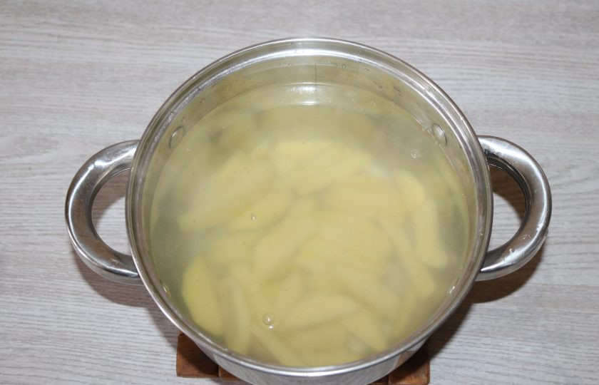 1. Этап. Экономный суп: Влейте в кастрюлю воду, доведите до кипения, слегка посолите, добавьте картофель.