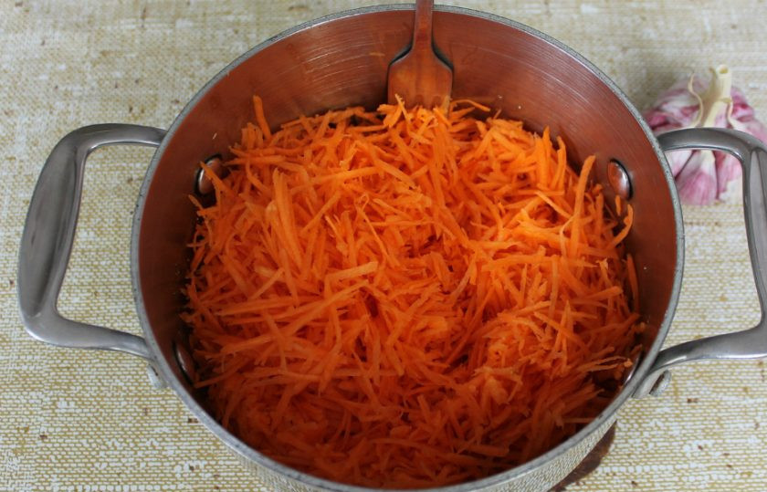 1. Этап. Капуста фаршированная морковью: Морковь трем на терке и добавляем в кастрюлю с маринадом.