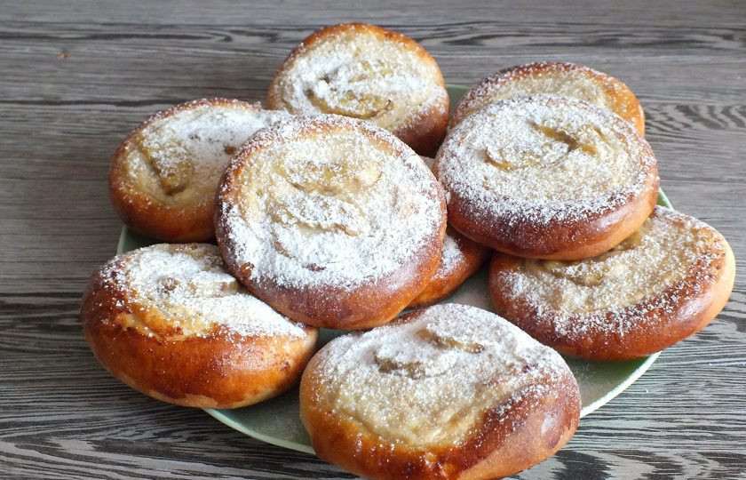 1. Этап. Ватрушки с бананом: Еще теплые ватрушки присыпьте сахарной пудрой.