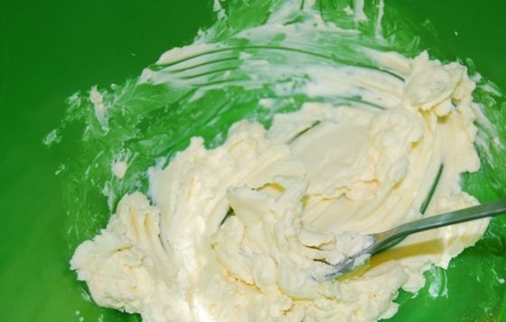 1. Этап. Песочное печенье Звездочки (пошаговый рецепт): Приготовление начинаем с того, что взбиваем сливочное масло до однородного состояния миксером