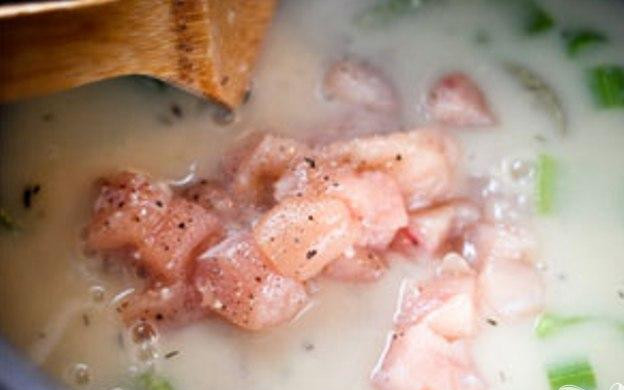 1. Этап. Куриный пирог с овощами: 6. Добавить муку. Медленно влить херес. Перемешать с куриным бульоном, примерно по 1 стакану за раз. Добавить соль и лавровый лист, тушить на среднем огне в течение 10 минут, периодически помешивая. Добавить еще соль и перец по вкусу, перемешать с нарезанными куриными грудками и жарить еще 10 минут.