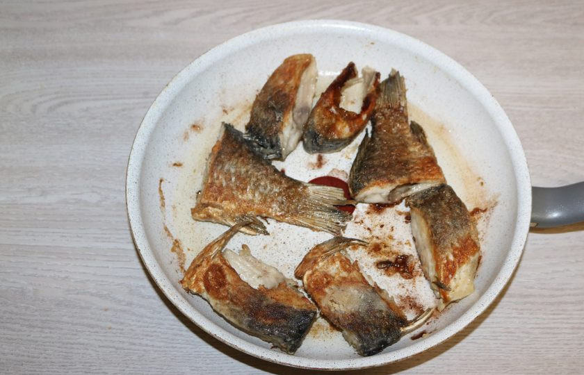 1. Этап. Борщ с карасями: Обжаривайте карасей до готовности и золотистой корочки.