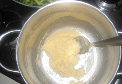 1. Этап. Лазанья из кабачков: Добавьте муку.