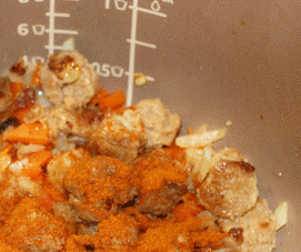 1. Этап. Соевое мясо в мультиварке: Кубиками нарежьте лук и морковь, добавьте их к мясу. Также добавьте соль, перец и паприку. Перемешайте и готовьте до красивого золотистого цвета овощей.