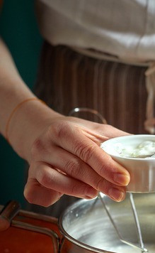 1. Этап. Индейка су-вид с тыквой: Кукурузный крахмал разбавить молоком, размешать, чтобы не было комочков. Влить в соус. Довести до кипения при постоянном помешивании, как бешамель. Накрыть пленкой в контакт.