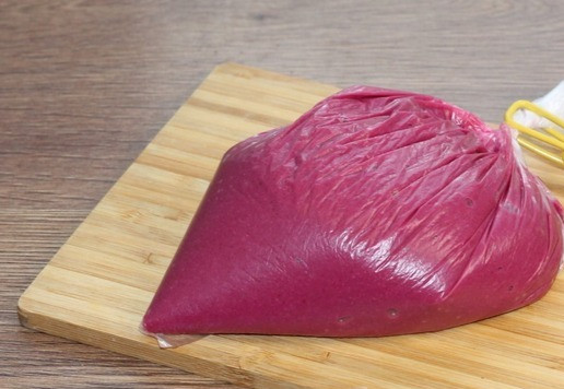 1. Этап. Желейная шуба в тарталетках: 9. Даем смеси остыть, минут 10 и перекладываем в прозрачный пакет. Вес моей начинки 400 гр, ее хватило на 6-7 тарталеток.