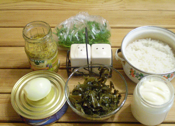 1. Этап. Салат к рыбе: 1. Приготовим продукты. Рис заранее отвариваем, остуживаем. Открываем консерву, можно использовать как в масле, так и в томате.