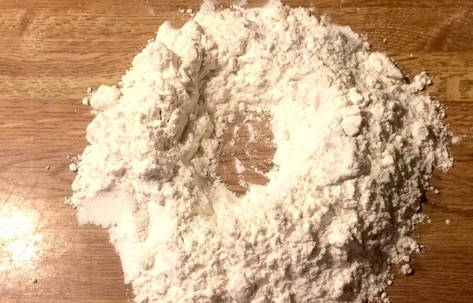 1. Этап. Самодельная паста: 1. Просейте муку на стол, в центре сделайте углубление.