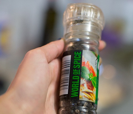 1. Этап. Рубленые котлеты из куриной грудки: 5. Поперчить и добавить любимые специи по вкусу. Для цвета можно всыпать щепотку карри или паприки, например.