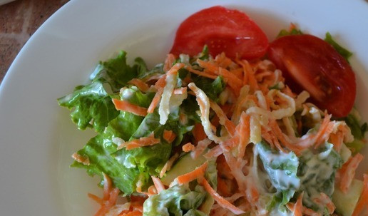 1. Этап. Салат Здоровье: Салат заправить йогуртом, выложить на тарелку. Нарезанные помидоры выложить поверх салата.