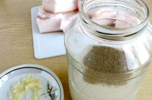 1. Этап. Сало в банке: К воде добавьте перец и чеснок. Ещё раз всё перемешайте.