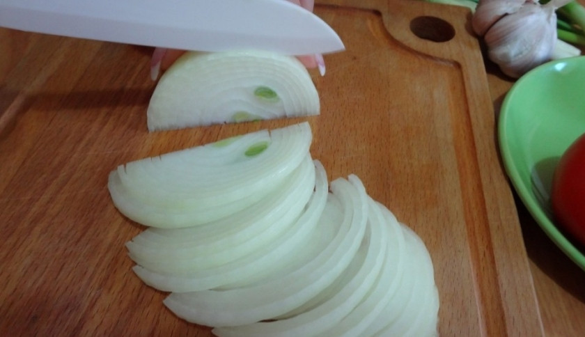 1. Этап. Чахохбили в мультиварке: 3. Пока готовится мясо, мы чистим и моем лук. После чего нарезаем его полукольцами. После того, как курицу обжарили со всех сторон, добавляе к ней лук. Все хорошо переодически помешиваем.