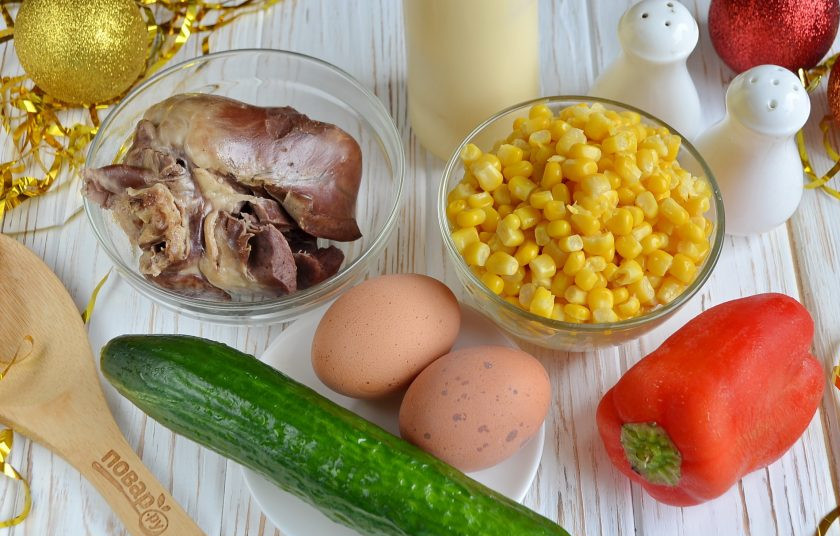 1. Этап. Салат Собачье сердце: Подготовьте продукты для салата. Заранее отварите свиное сердце в подсоленой воде со специями (перец горошком душистый и лавровый лист). Отварите яйца. Вымойте огурец. Откройте банку кукурузы и слейте жидкость.