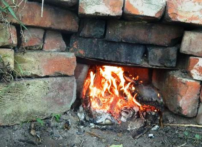 1. Этап. Шашлык в коптильне: Разожгите огонь в коптильне и дайте немного прогореть до образования углей.