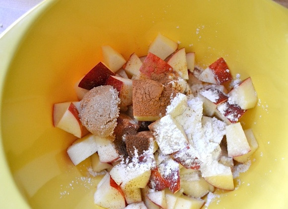 1. Этап. Пирог из овсянки: 2. В миску выложите яблоки, добавьте лимонный сок, 0,5 чайной ложки корицы, крахмал, лимонный сок, перемешайте.