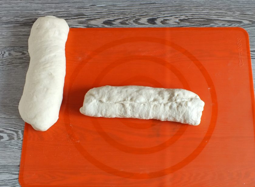 1. Этап. Городская булка: По истечении времени рулетик разомните хорошо пальцами. Ещё раз скатайте, шов защипните.