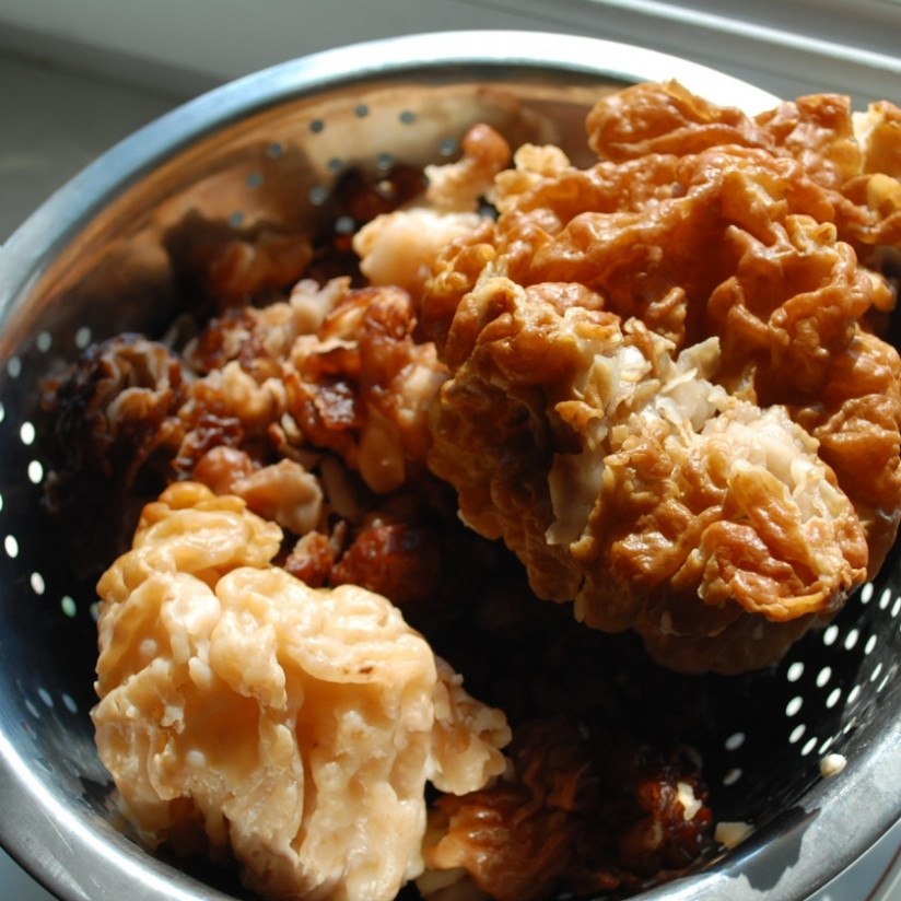 1. Этап. Картошка со сморчками в духовке: Сморчки надо как следует промыть. Потом залейте их водой минут на 15 и еще раз промойте.