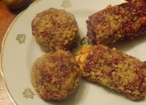 1. Этап. Свекольные пирожные ПП: Затем лепим из этого теста или шарики, или продолговатые пирожные, как вам больше нравится. И затем обваливаем в молотых орехах.