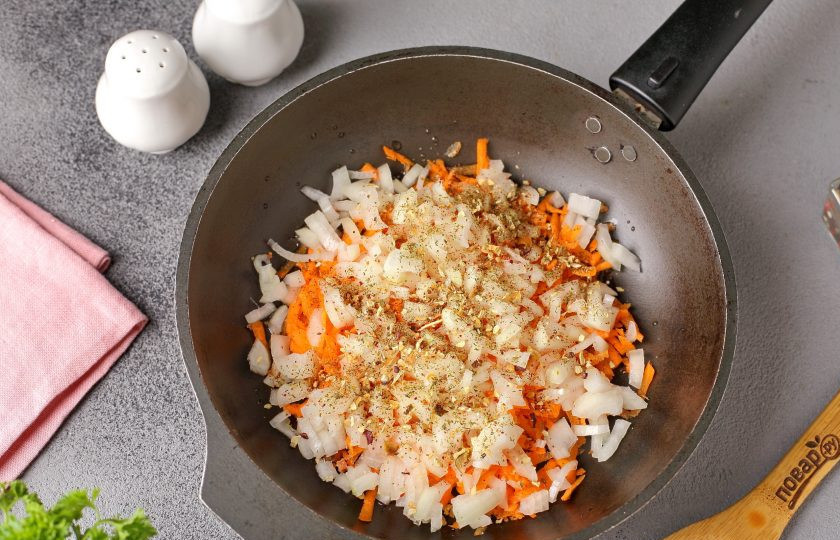 1. Этап. Борщ со свеклой без уксуса: Лук нарежьте кубиками, морковь натрите на тёрке, выложите овощи на разогретую сковороду с маслом и обжарьте до мягкости с добавлением специй.